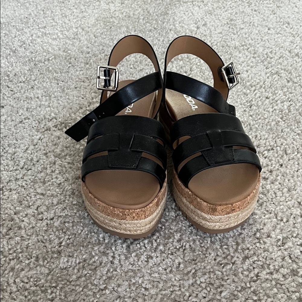 NEW! Women’s Soda Black and Tan Platform Sandals Size 6 - Picture 2 of 5